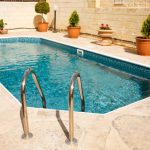 זמן איכות בבריכה – בריכת אינטקס דגם 26364 מבטיחה נוחות, איכות וביטחון לילדים ולמבוגרים